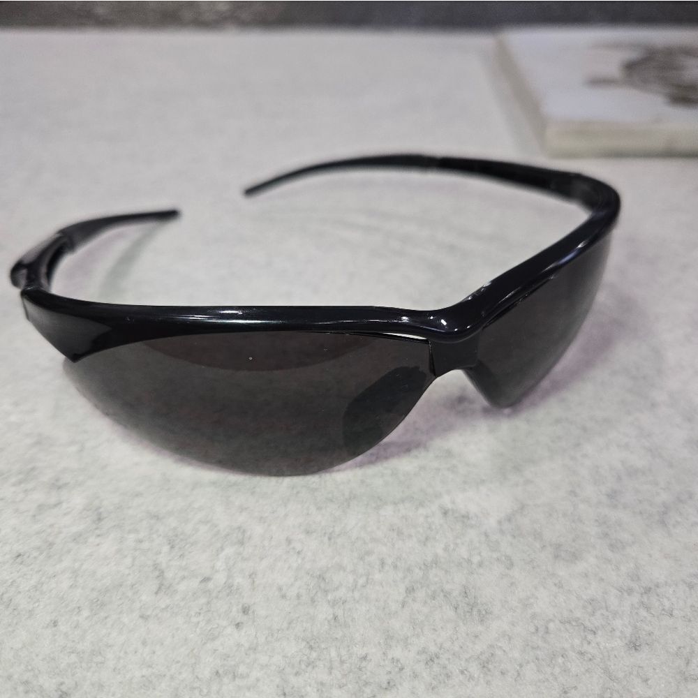 🐢 Carhartt Wrap Around Sunglasses.